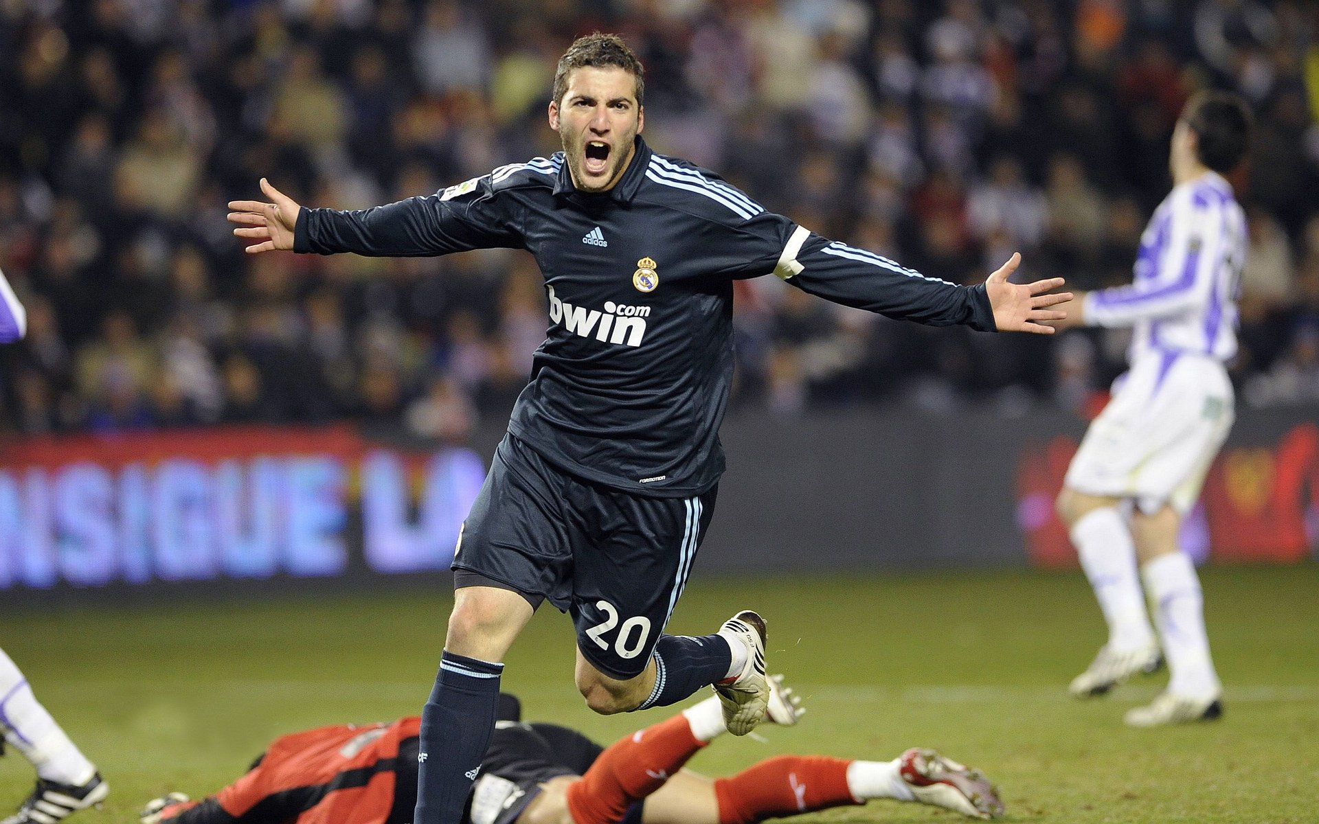 跨界传奇,新疆男篮强势攻克马刺体系,小贾伦英超赛场展露冠军接管者本色