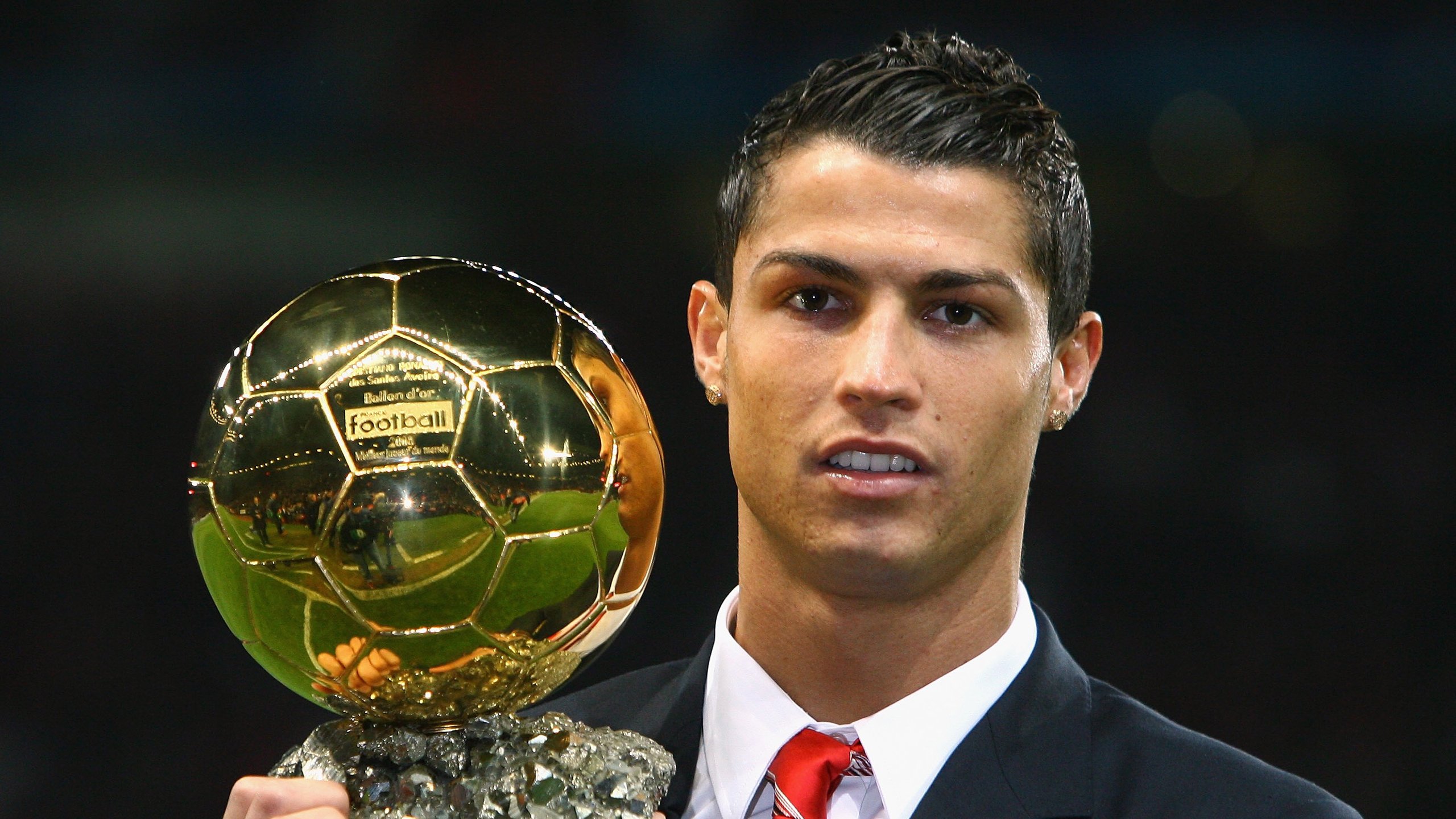 战术革命与个人英雄，迪巴拉撕裂防线的艺术，映照德国足球体系对巴萨的碾压启示